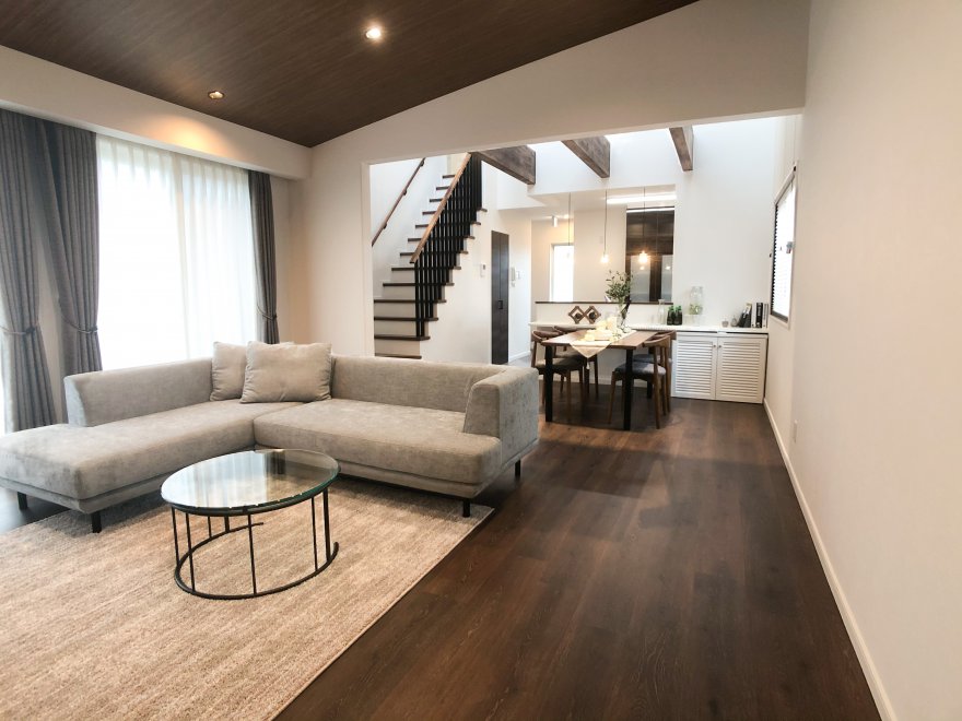 緩やかな勾配天井×吹抜け×オープン手摺で、リビングを広く感じられます。開口を従来よりも高めに設けたテラス窓は、広いウッドデッキへと繋がっておりくつろぎの時間を楽しめます。
【こちらは施工例です】