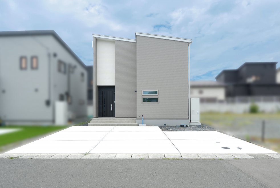 グレーが基調の外観。落ち着きがあり飽きのこないデザインです。道路側に多く窓を設けないことでプライバシーの守られる住空間を実現しました。