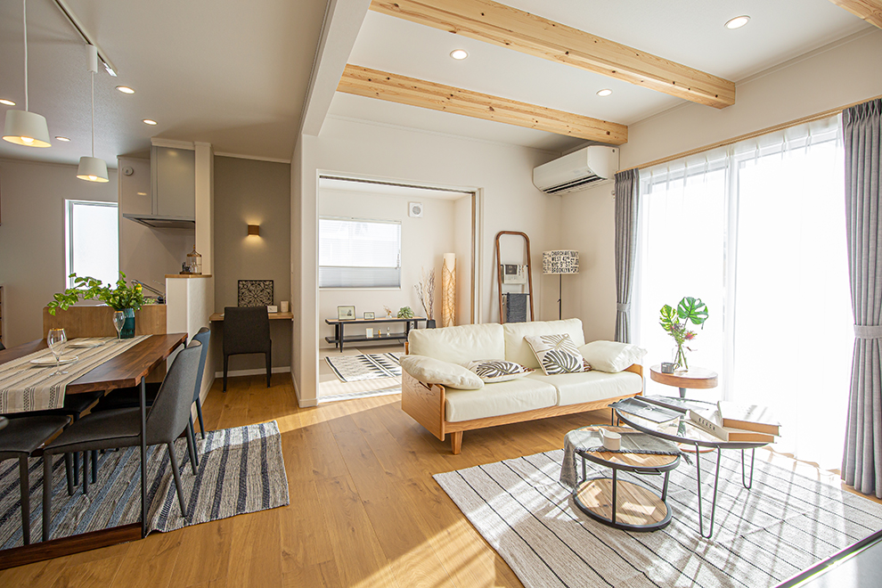 優しい色の木目と表し梁でナチュラルな雰囲気のLDK。またリビングには在宅勤務がはかどるリモートワークスペースも配置しました。
【こちらは施工例です】