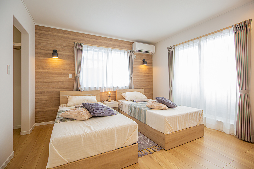 主寝室は一面に木目のクロスを採用。ダウンライトと間接照明で落ち着きのある雰囲気です。3帖のウォークインクロゼットはお洋服やお荷物の多い方でも安心の広さです。
【こちらは施工例です】