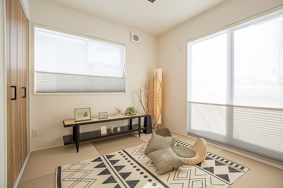 掃き出し窓と腰高窓の２面採光で１年通して日当たりの良い和室。LDKに隣接している和室はドアを開放しておくとLDKと一体で使用することができ広々空間になります。
【こちらは施工例です】
