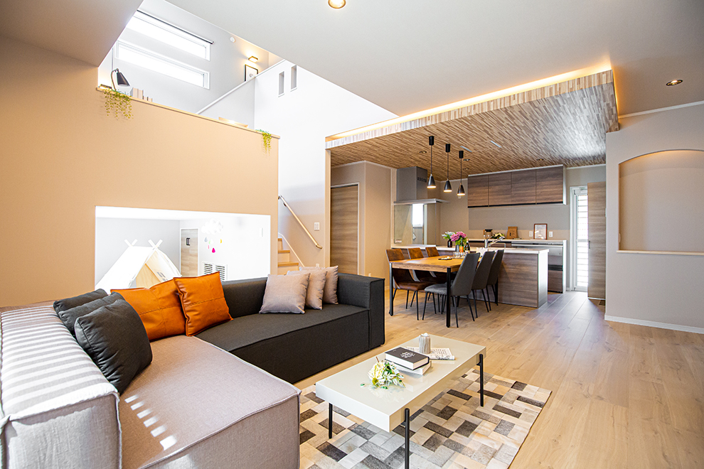 LDKはオープンキッチン&amp;吹抜け&amp;スキップフロアで家族の気配を感じられるコミュニケーションの取りやすい空間です。
【こちらは施工例です】