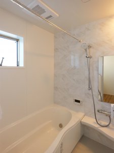 ＜浴室＞
LIXILのアライズを採用。冬でも冷っとしないキレイサーモフロアやお湯の冷めにくい浴槽、節水シャワーで家計にやさしい。