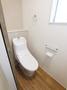 ＜2階トイレ＞
あると便利な２つ目のトイレ。温水便座・シャワー付きです。