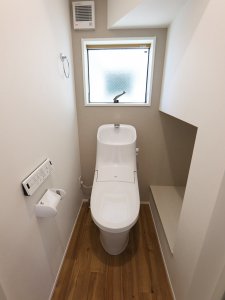 ＜トイレ＞
１階、　2階ともに温水便座・シャワー付きです。1階は段下の部分を収納にしてスペースを有効活用しています。(当社施工事例)