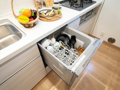 ＜キッチン＞標準仕様で家族5人分の食器を収納可能な食器洗い乾燥機を搭載。(当社施工事例)