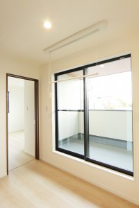 廊下に室内干しユニットを完備。
雨の日でも室内で洗濯物をことができます。