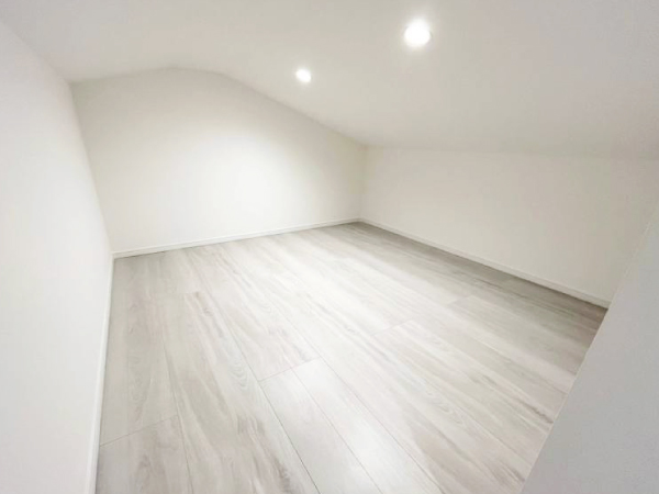 【小屋根裏収納】
5.7帖の広さで、収納力があります。