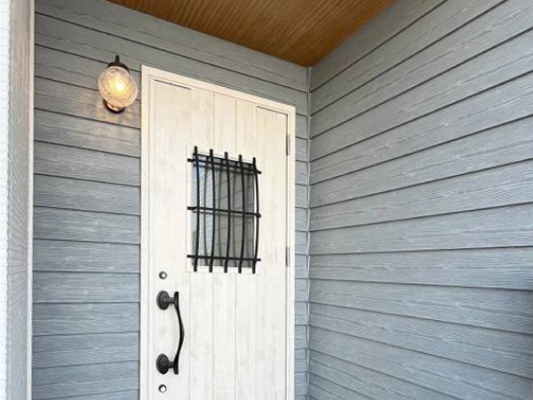 【玄関入口】
グレー色の板目と白色の玄関ドアでおしゃれにお出迎えします。