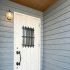【玄関入口】
グレー色の板目と白色の玄関ドアでおしゃれにお出迎えします。