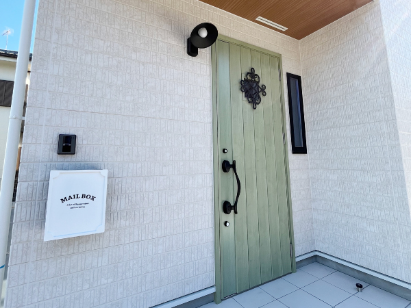 【玄関・ポーチ】
モダンな緑色の玄関ドアとメールボックス