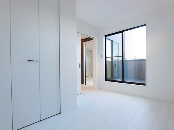 ◇２F　洋室B
バルコニーへ繋がるお部屋です。
日差しの入る、白を基調とした明るいお部屋です。