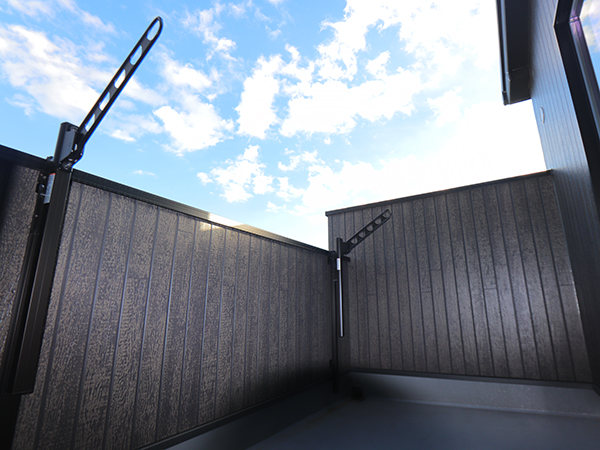 ◇２F　バルコニー
広々バルコニーは、日当たりも良く、
夜には星空を眺める贅沢な空間♪