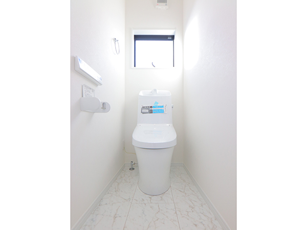 ◇トイレ
つぎ目のないキレイ便座や、汚れがツルンと落ちる
アクアセラミックなどお掃除ラクラクなトイレ。
1階・２階とも快適に使えるウォシュレットです。
