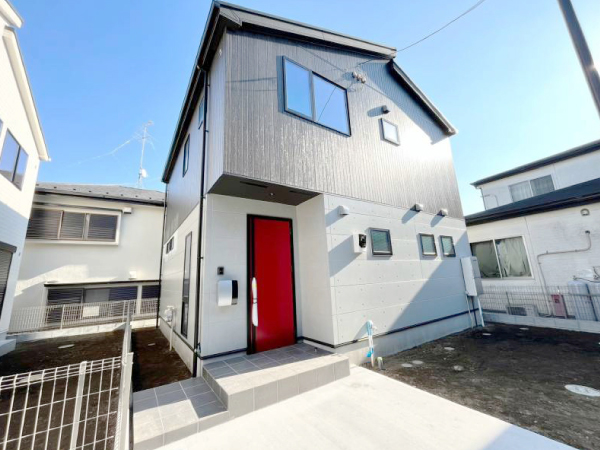 ◇外観
グレー・ホワイトのツートーンカラー。
赤色の玄関ドアが映えるモダンな外観です♪
お庭は、夏場にはプールを出したり、倉庫を置いても十分な大きさがあります！