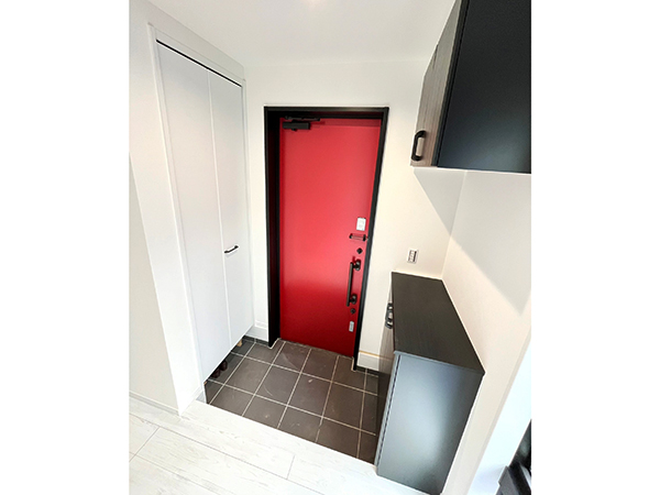 ◇玄関収納
大人の雰囲気が漂う玄関。
写真右側には玄関収納（黒色）
左側にはシューズインクローゼット（白色）