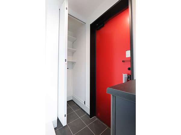 ◇玄関収納　SIC
大人の雰囲気が漂う玄関。下駄箱と反対側にSICもあり、すっきりした玄関を保てます。