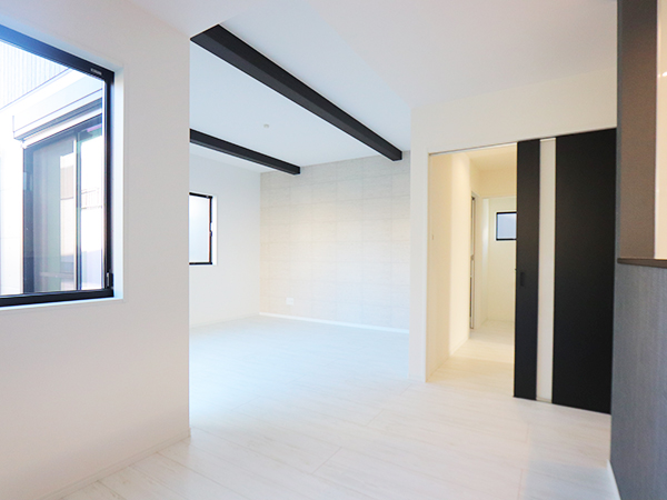 ◇１F　リビングダイニング②
梁やアクセントクロスがお洒落でクリーンなリビング♪
リビングとダイニングの配置を分けたプラン。
同じ空間にいながら個々の時間も大切にできます。