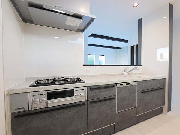 ◇１F　キッチン①
スタイリッシュなグレー系のカウンターキッチン♪
食器洗い乾燥機が標準仕様のシステムキッチン。
便利な浄水器一体型水栓です。