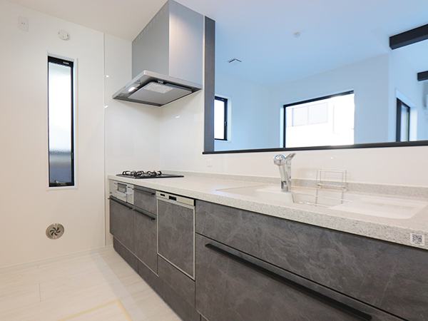 ◇１F　キッチン②
スッキリとした石目調のキッチン♪
ワインやカクテルなどが似合いそうですね。