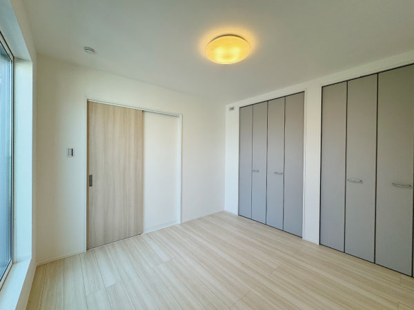 ◇２階　洋室A
バルコニーへ繋がるお部屋。
大容量の収納があるので、ご夫婦別々でご利用頂けたり、シーズンオフのアイテムなど収納して頂けます。