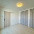 ◇２階　洋室A
バルコニーへ繋がるお部屋。
大容量の収納があるので、ご夫婦別々でご利用頂けたり、シーズンオフのアイテムなど収納して頂けます。