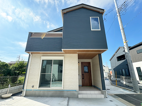 ◇外観①
車を２台、並べて停めることが出来ます。