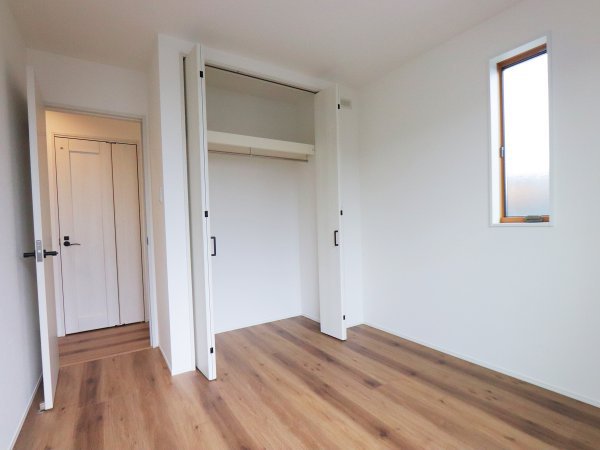 ◇2階　洋室C
もうひとつのバルコニーへ繋がる
5.25帖のお部屋。