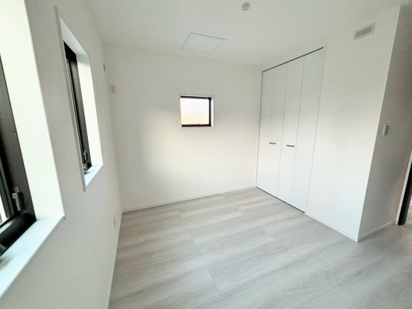 ◇洋室C
収納スペース完備の洋室です♪
窓から差す明かりが明るいお部屋です♪