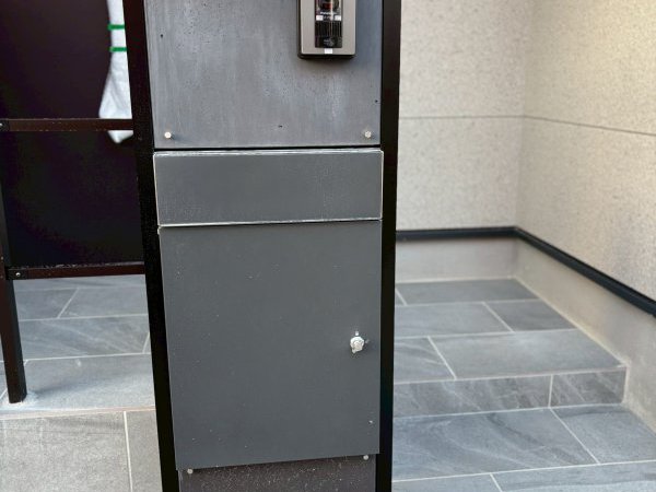 ◇宅配BOX
便利な宅配ボックス付き
なかなか荷物が受け取れない方でも安心！郵便の他にも置き配達して頂ける宅配ボックスがついています。