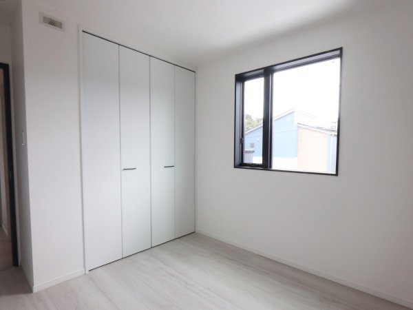 ◇　洋室B①
南向きの明るい5.25帖のお部屋♪小さなお子さまのお部屋におススメです☆