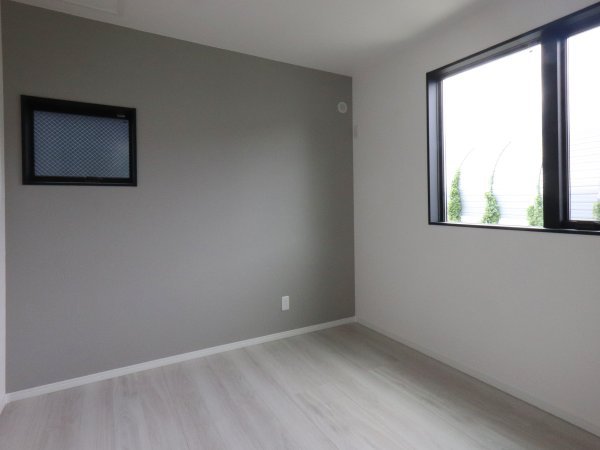 ◇　洋室B②
アクセントクロスが落ち着いたお部屋♪
小さなお子さまのお部屋なら、カラフルな家具やおもちゃなどを置いても素敵ですね☆
