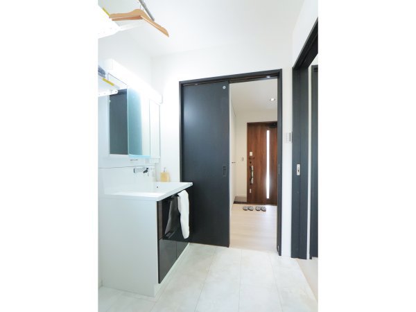 ◇洗面脱衣室①
玄関→洗面室→リビングと繋がる導線で、帰宅後に直接
手を洗いに行けるのは衛生的です。