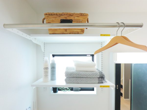 ◇ハンガーもかけられる可動式収納
タオルや洗剤等の置き場に便利な可動棚付きの洗面所。
毎日使うからこそスッキリした空間でストレスフリーに♪
