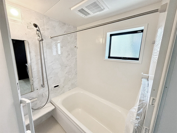 ◇バスルーム
石目調のシックなテイストで保温力抜群のお風呂です。
お風呂には窓があり、閉塞感なくゆったりとしたバスタイムを
楽しめます。冷めにくい浴槽を採用しているので、追い炊き時間も短く経済的です。