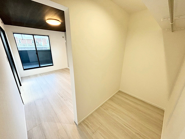 ◇洋室A
バルコニーへ繋がるお部屋。
収納力のあるウォークインクローゼットのあるお部屋です。