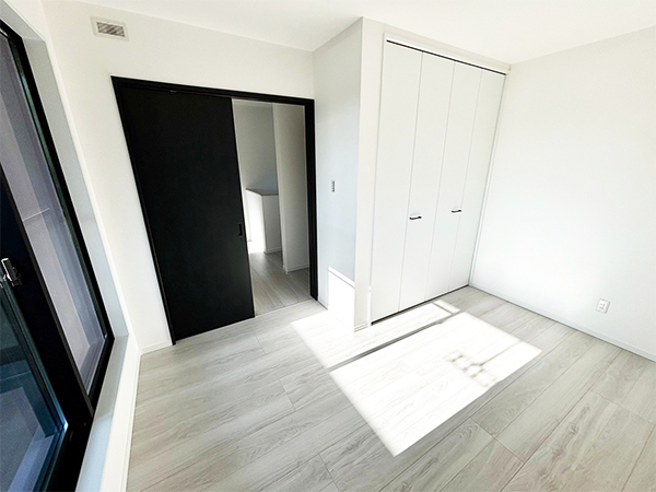 ◇洋室B
バルコニーへ繋がるお部屋。
日当たりの良い洋室は書斎や子供部屋など様々な使い方をしていただけます！