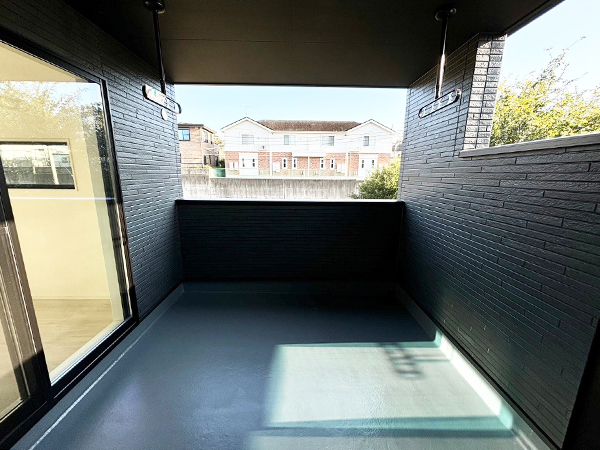 ◇バルコニー
急な雨でも安心のインナーバルコニー！
2部屋から出入りが出来て、とても便利♪