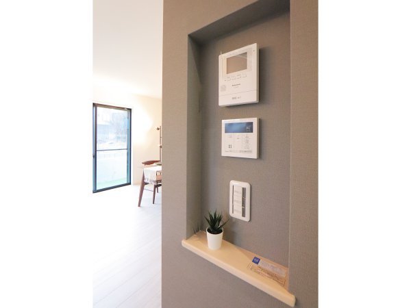 キッチン横のニッチ棚。
スイッチ類をオシャレにまとめています♪