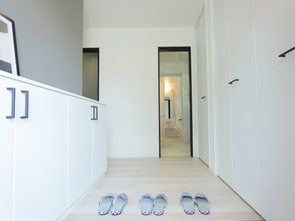 ◇玄関
清潔感のある白を基調とした収納力抜群の玄関です。