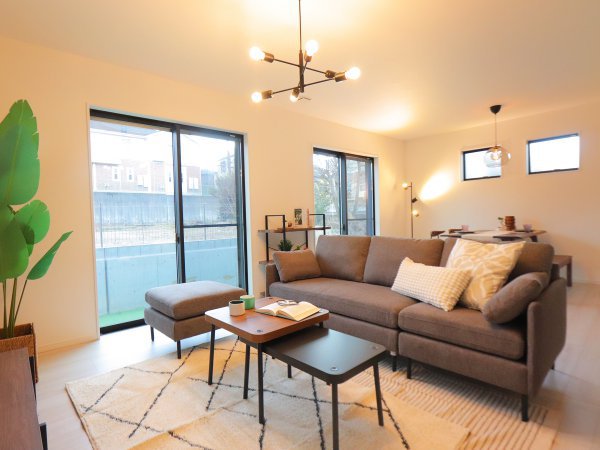 ◇リビングダイニング①
19.75帖のゆったり空間
3人掛けソファとダイニングテーブルを置いても、
余白があるLDは、たくさんお友達を呼ぶことができます♪