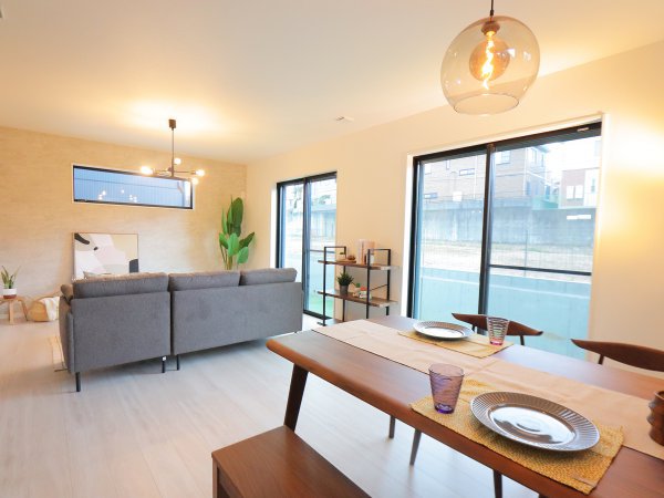 ◇リビングダイニング②
家族の集まるダイニング！
お食事はもちろん、ご夫婦で色んなお話をしてここで
思い出をたくさん作って頂けます♪