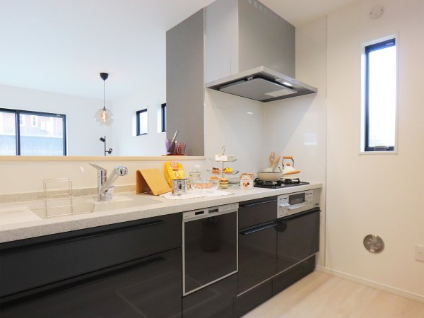 ◇キッチン
食器洗い乾燥機が標準仕様のシステムキッチン。
便利な浄水器一体型水栓です。