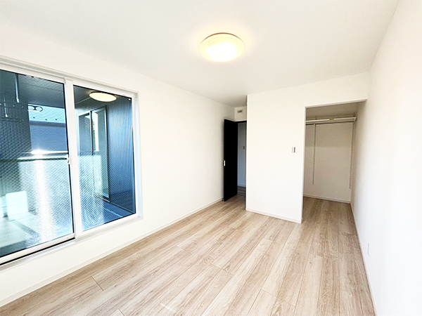 ◇洋室A
バルコニーへ繋がるお部屋。
収納力のあるウォークインクローゼットのあるお部屋です♪
ご夫婦の寝室におすすめです。