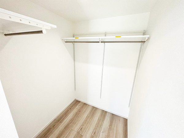 ◇ウォークインクローゼット
季節ごとの服やバッグを、見える収納で分かりやすく
まとめて収納できます♪