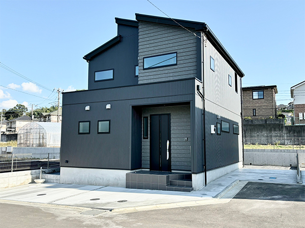 ◇建物外観
スタイリッシュな落ち着いた外観♪
駐車２台分のゆとりある敷地設計です。