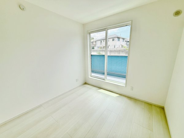 ◇洋室B
バルコニーに繋がるお部屋♪
風通しの良い、陽光の差すお部屋です。