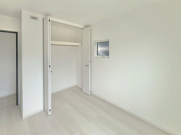 ◇洋室C
バルコニーに繋がるお部屋♪
風通しの良い、陽光の差すお部屋です。