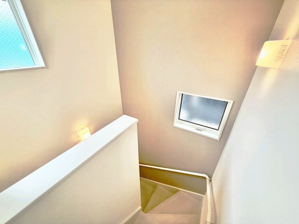 ◇階段
窓から陽光の差し込む、清潔感のある階段です。