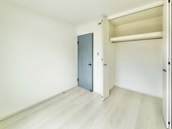 ◇洋室B
大容量の収納完備♪
家具が選びやすい白を基調とした、明るいお部屋です。